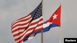 Banderas de Estados Unidos y Cuba ondean en la Embajada de Estados Unidos en La Habana, Cuba, el 13 de mayo de 2024. REUTERS/Alexandre Meneghini/Foto de archivo