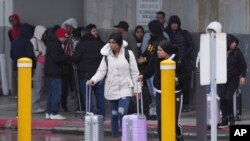 Migrantes que buscan asilo salen de una oficina de inmigración el lunes 20 de enero de 2025, en Matamoros, México. (Foto AP/Eric Gay)