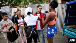 Marlon Brando Díaz, encarcelado por su participación en las protestas antigubernamentales de julio de 2021, saluda a familiares y vecinos tras salir de prisión, en el barrio Güinera de La Habana, el 16 de enero de 2025.